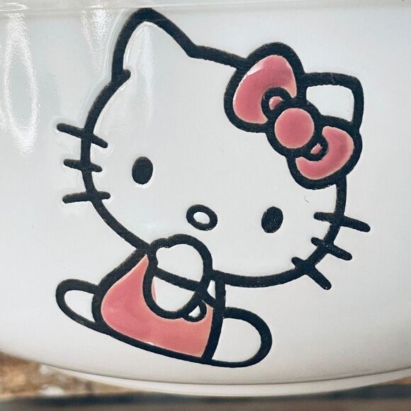 NWT Sanrio Hello Kitty Hand Painted by Artisans Vented Lid Food Container Bowl - Picture 3 of 13